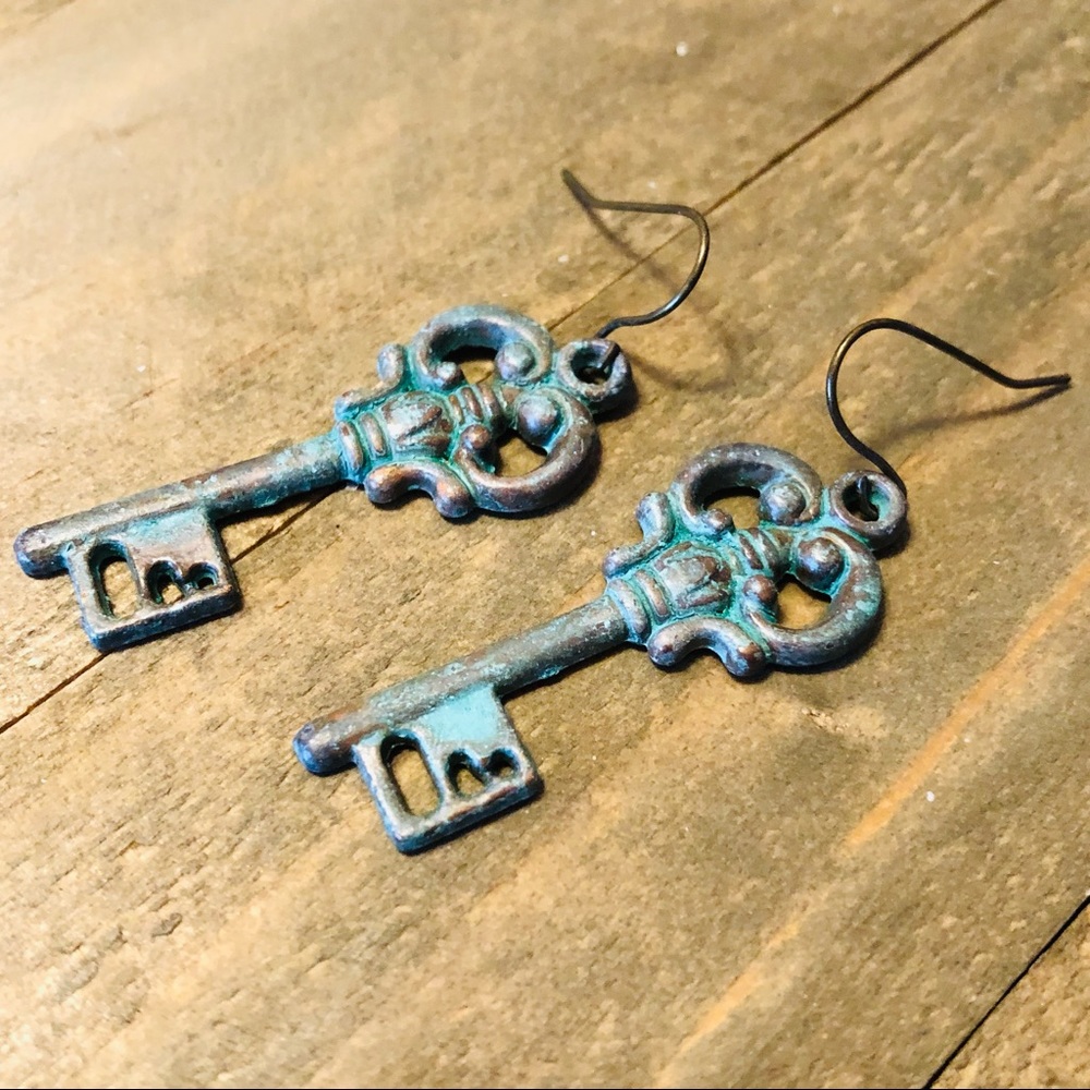 Handmade verdigris patina cute key dangle earrings - Picture 3 of 4